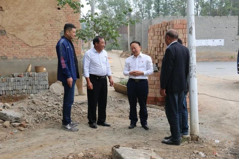 扶貧路上  攜手同行——弘義集團黨委書記、董事長張秀峰一行 到定點幫扶村調研